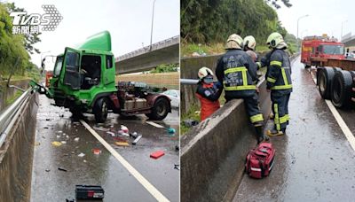 快訊／疑天雨路滑！聯結車台64打滑撞護欄 駕駛噴飛摔進水溝│TVBS新聞網