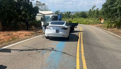 台中特斯拉下坡逆撞貨車 滿地藍色電池冷卻液！維修費估150萬