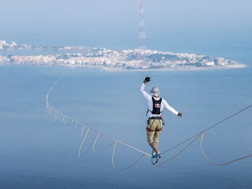 Cruzó el estrecho de Messina caminando sobre una cuerda floja