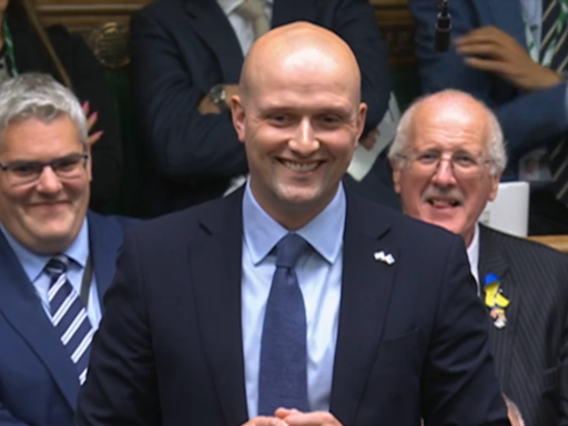 Stephen Flynn brandishes Daily Record frontpage during Keir Starmer's first PMQs