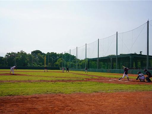 屏東潮州棒球場啟用 周春米開球承諾爭取更多賽事 - 屏東縣