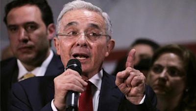 La Fiscalía colombiana acusa formalmente al expresidente Álvaro Uribe por soborno de testigos y fraude