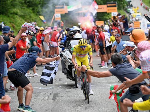 Tour de France spectator arrested after throwing chips at Pogačar and Vingegaard, will be questioned by police today