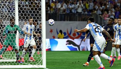 Video: doble cabezazo de Selección y gol de Lisandro Martínez