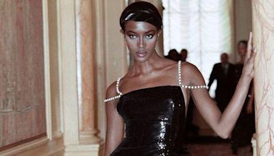 Naomi Campbell revoluciona el mundo al posar con un vestido que lució hace 28 años