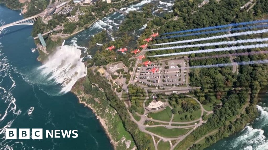 Red Arrows take dramatic flight over Niagara Falls on Canada tour