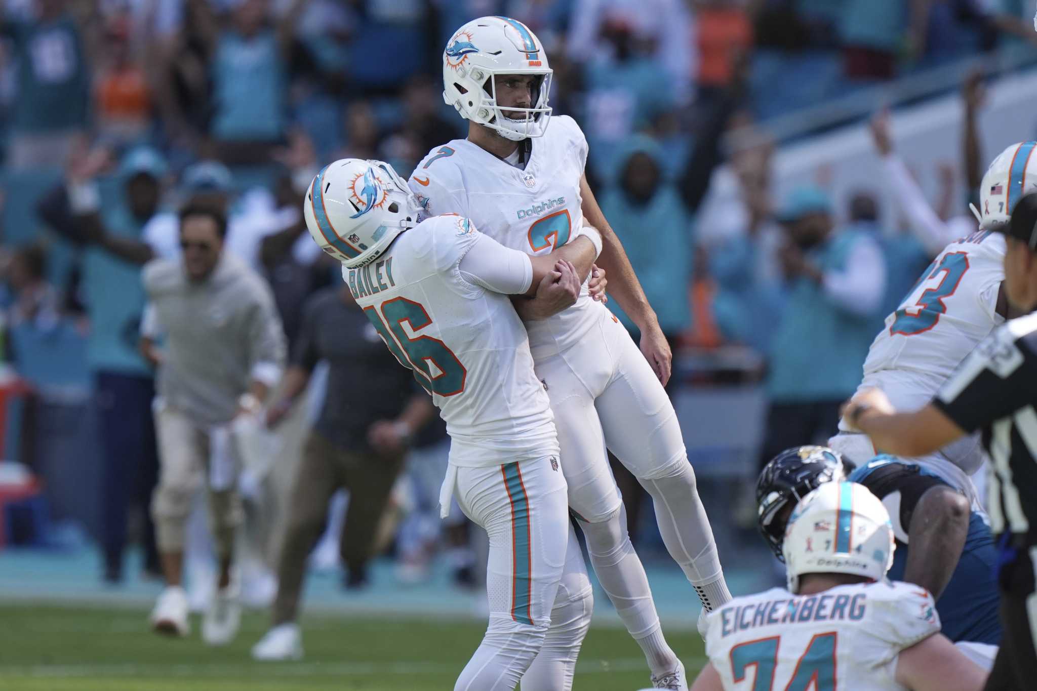 Jason Sanders makes 52-yard field goal as time expires and Dolphins rally past Jaguars 20-17