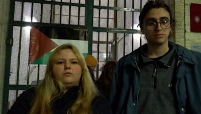 Studenti universitari occupano il rettorato della Sapienza a Roma contro gli accordi con atenei israeliani: “Basta complicità”