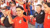 Joven narra a su tío invidente gol de Chivas y se hace viral | VIDEO