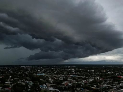 Captan impresionantes imágenes de cómo se veía el cielo en Chetumal previo a la formación de la Tormenta Tropical Alberto