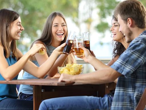 Exigieron una mesa en la calle en un bar de España y la respuesta del dueño recibió aplausos en las redes