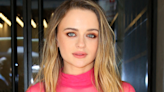 Joey King, renversante, elle expose sa forte poitrine dans un top entièrement transparent (et en met plein les yeux)