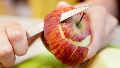 The Apple Peel Hack That Makes Dull Aluminum Pans Shine