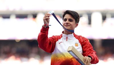 María Pérez y Álvaro Martín reciben sus medallas y se cumple una curiosa promesa