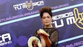 Una pitón deslumbra en la alfombra roja de los Premios Tu Música Urbano 2023