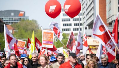 Eierwürfe und Gesang - Demos ziehen durch Berlin