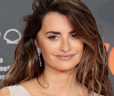 Penélope Cruz divine à 50 ans : l’actrice fait dix ans de moins et donne à ses fans une leçon d’élégance dans une robe en dentelle