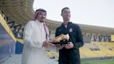 Cristiano Ronaldo recibe el premio al máximo goleador de la Liga Saudí