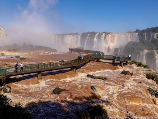 巴西洪災升至逾90死 伊瓜蘇瀑布水量暴增3倍