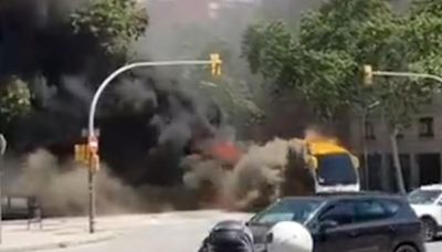 Espectacular incendio en pleno centro Barcelona: las llamas devoran un autocar en La Monumental