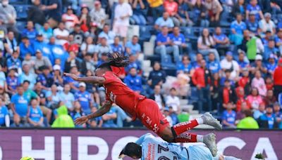 Cruz Azul: Brutal entrada del portero Kevin Mier a Jhon Murillo en duelo ante Atlas