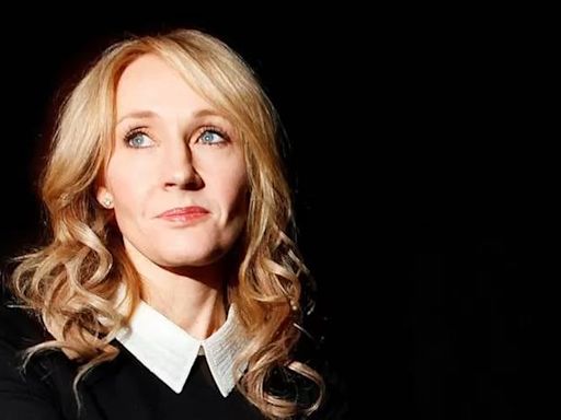 La escritora J.K. Rowling acusó a la boxeadora Imane Khelif de ser “un hombre que golpea a una mujer”