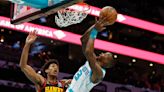 LaMelo Ball lidera a Hornets en derrota ante Hawks 144-138