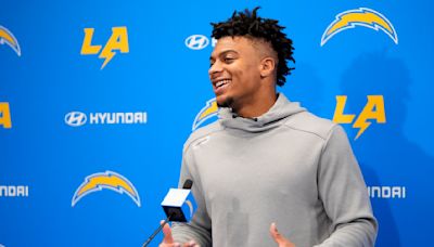 Chargers veterans join rookies for first practice together