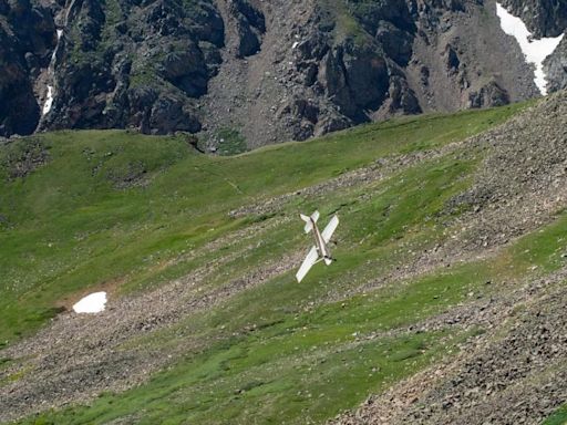 Hikers record plane nearly crashing into Continental Divide in Colorado on Fourth of July (with video)