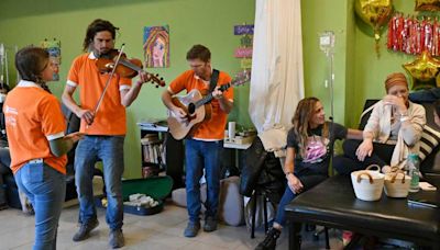 Momento único: acompañaron su última sesión de quimioterapia con música en vivo en Bariloche - Diario Río Negro