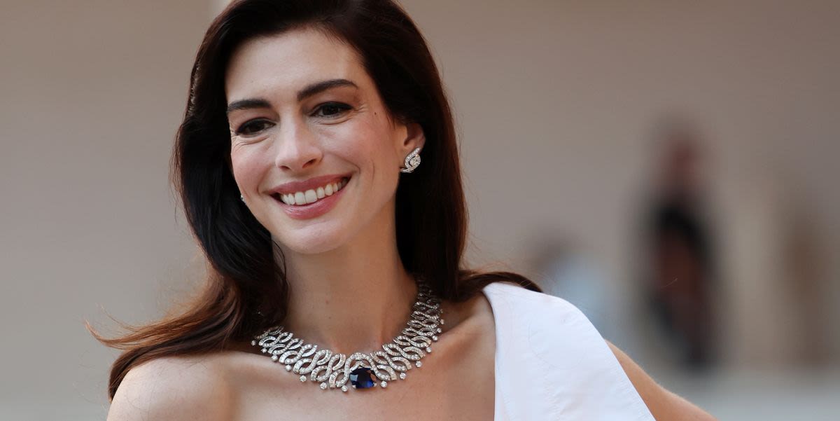 Anne Hathaway Paired a Gap Shirtdress and Corset With Bulgari Jewels in Rome