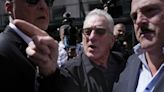 Robert De Niro llama "payaso" a Trump a la salida de un juicio y se enfrenta a sus seguidores