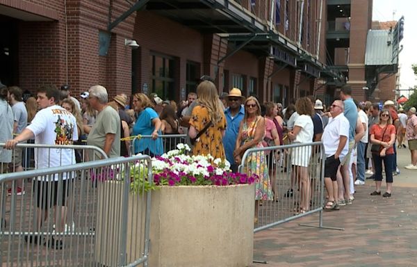 Thousands brave heat for Billy Joel concert at Coors Field