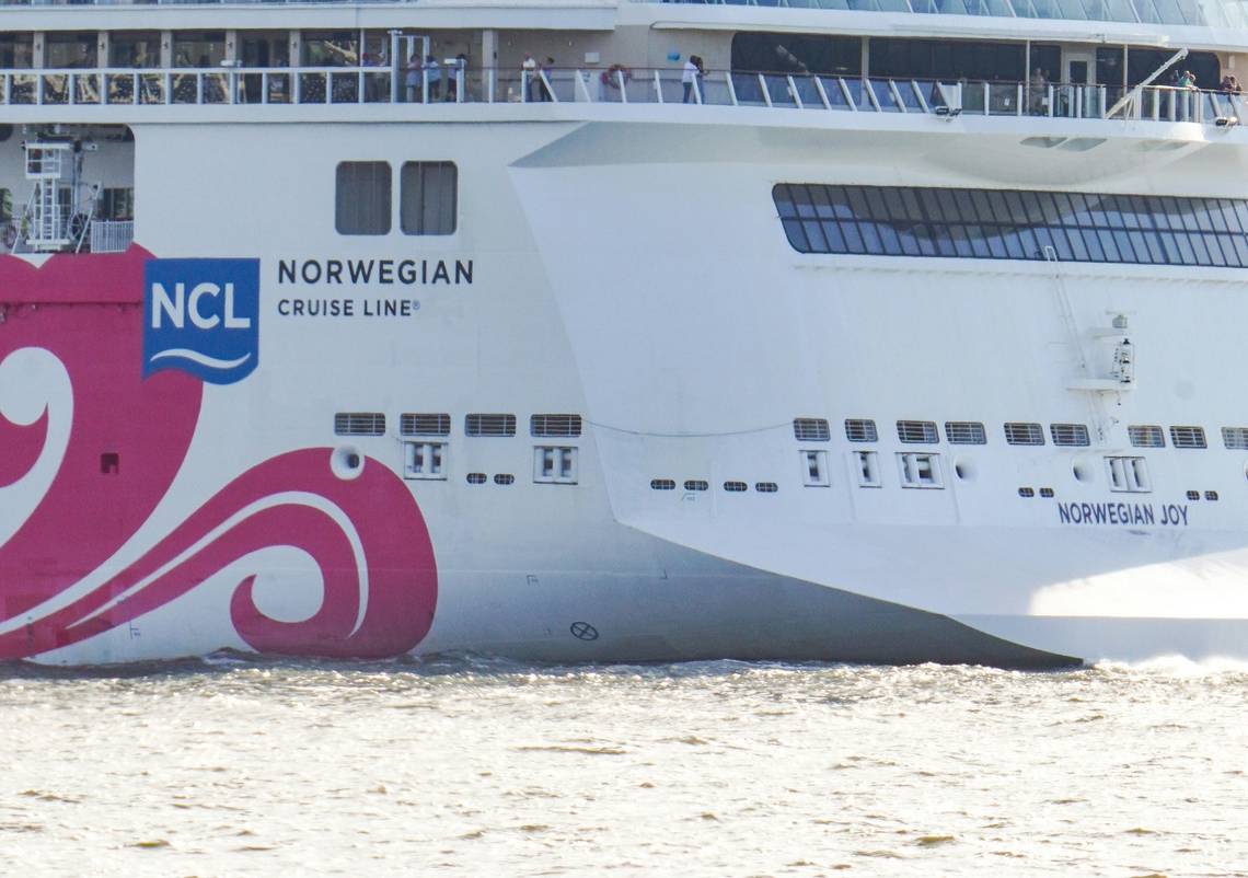 Cruise worker grabs scissors and stabs 75-year-old passenger and 2 guards, feds say