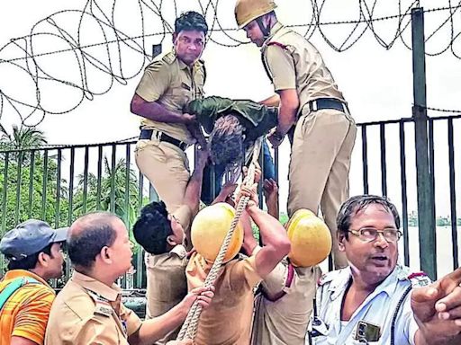 Police Save Bihar Man from Jumping off Howrah Bridge | Kolkata News - Times of India