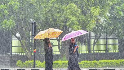 Rain Pain: Severe showers lash Mumbai, waterlogging reported; See pics - Rain makes Mumbai come to a standstill