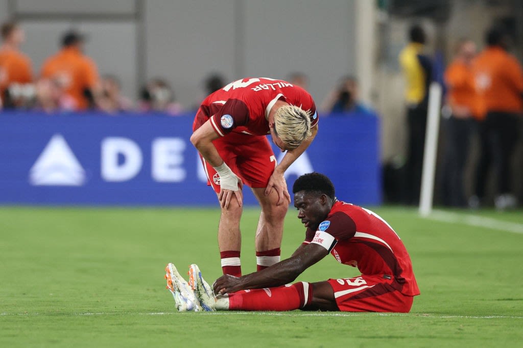 Alphonso Davies forced off injured during Copa América semi