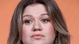 Kelly Clarkson's Personal Hygiene Habits Have Split The Internet In A Way I Haven't Seen Since The "Washing Your Legs...