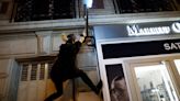 Los atletas de Parkour apagan las luces de París una a una