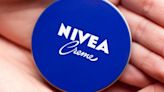 Cuchara de Nivea en el cuello: el sencillo gesto para adelgazar la cara en verano