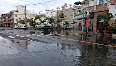 年度天文大潮發威！屏東東港「海水漫街頭」 驚人畫面曝