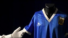 Apareció una camiseta inédita de Maradona que será subastada