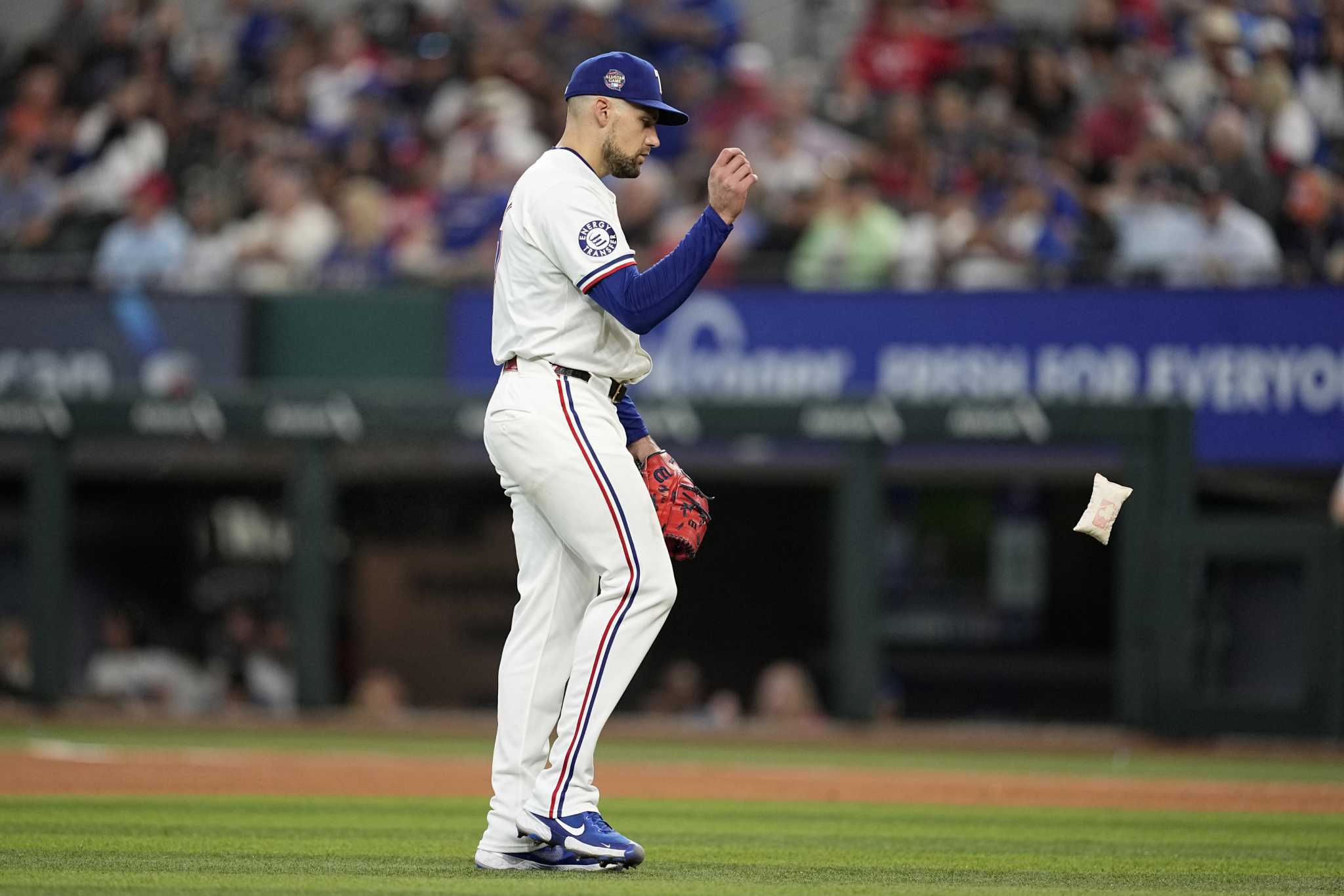 Rangers' Nathan Eovaldi leaves Thursday's game with right groin tightness