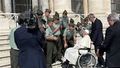 Papa Francisco bendijo al Comandante de la Policía de Córdoba y a otros uniformados colombianos en Roma