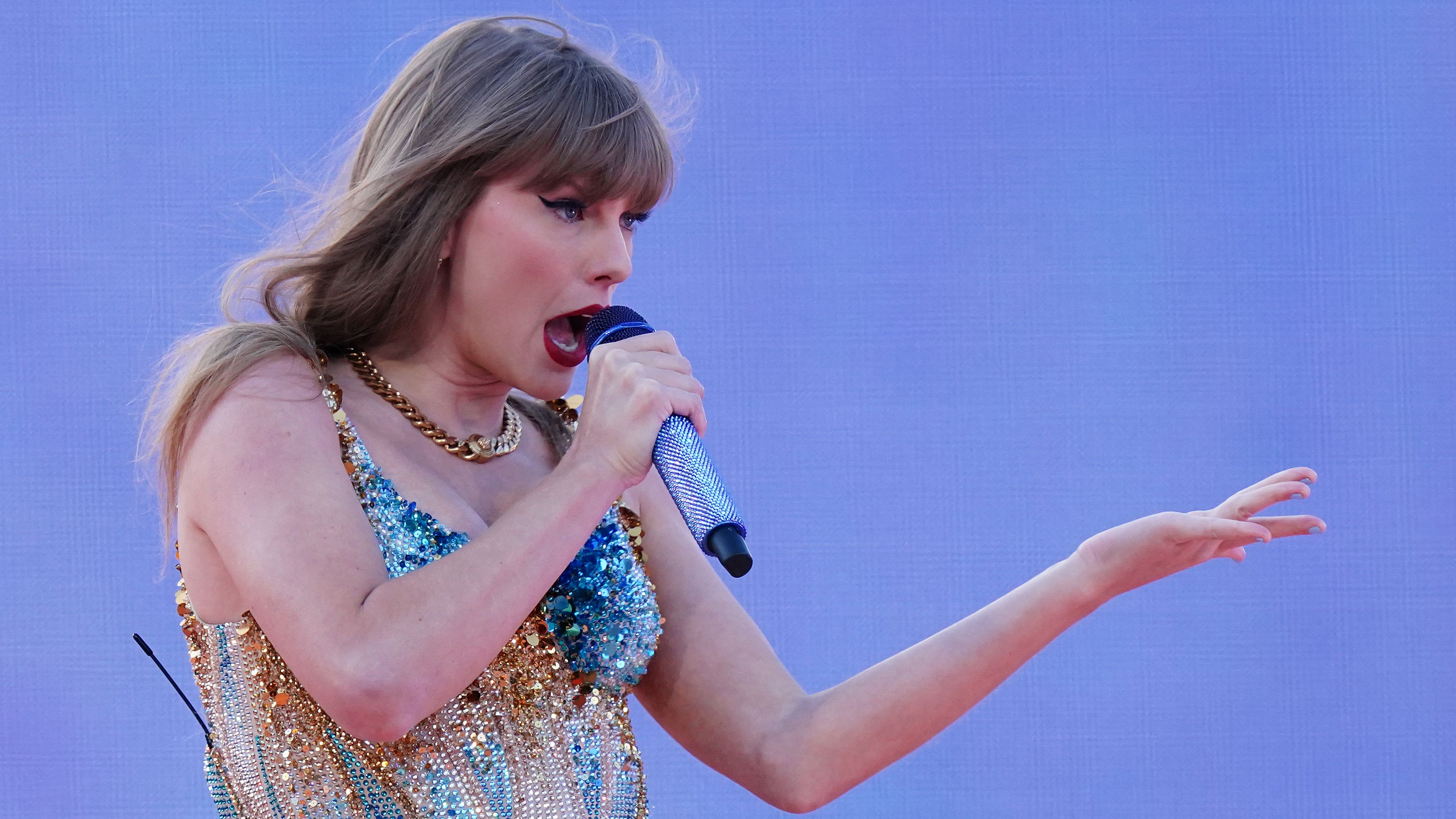 Taylor Swift congratulates newly engaged couple in Murrayfield crowd