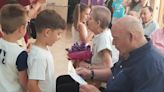 La emotiva despedida del curso de los niños del Vicent Rius junto a mayores del centro de alzhéimer