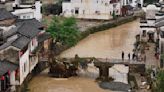 連日暴雨侵襲洪水漲 安徽「百年古橋」沖毀