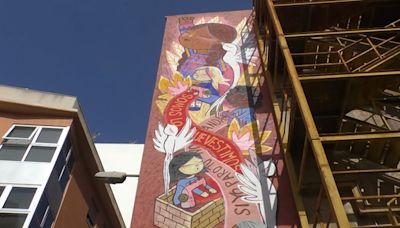 La artista Julieta XLF presenta su mural en la sede de UGT Elche sobre el trabajo de las mujeres en el mundo textil
