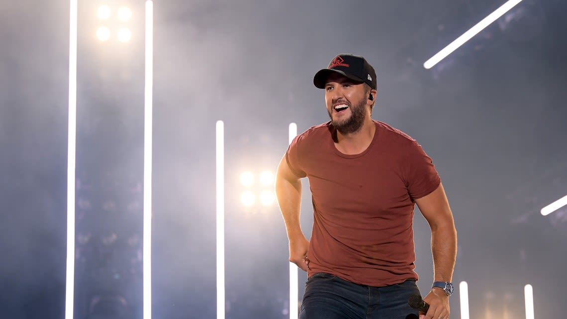 Luke Bryan brings 5-year-old on stage at Van Andel Arena for viral moment in Grand Rapids