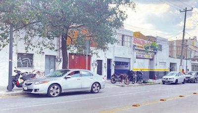 Vialidad: Usan de estacionamiento la renovada avenida Enrique Díaz de León